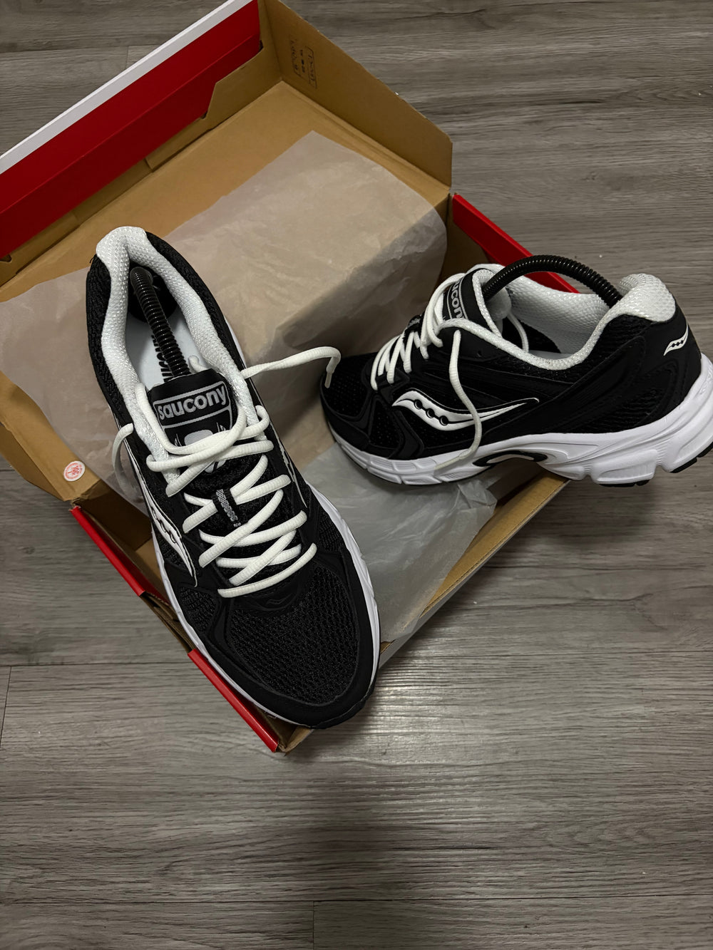 SAUCONY